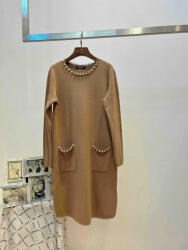 BeUnique Fashion Kötött ruha gyöngyös nyakdíszítéssel Taupe One Size