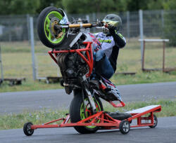  Egykerekes motoros tréning