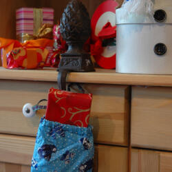 Esschert Design Öntöttvas karácsonyi zoknitartó, toboz díszítéssel, 23 cm