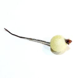  Csillámos drótos bogyó - törtfehér. Átmérője: 1 cm. Az ár egy darabra vonatkozik