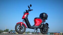 NIU Elektromos robogó TESZTMOTOR - NIU UQi GT 4842 45km/h, piros, Panasonic akkumulátor, Bosch motor, EURO5, Le1-B