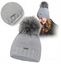 PaMaMi Női Téli Sapka, szürke, szőrmés pomponnal, akril, 55-58cm (Klasyczna Czapka Jasnoszara Uniwersalna)