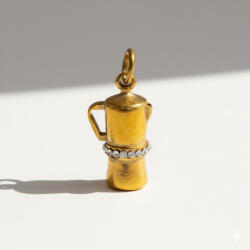 KÁRPÁTHY ékszer Kávéfőző charm, aranyozott