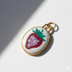 KÁRPÁTHY ékszer Eper olajfestmény charm - aranyozott