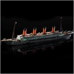 Academy Hajómodell készlet 14220 - R. M. S. TITANIC + LED KÉSZLET MCP (1: 700)