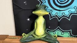  Meditáló béka - zöld