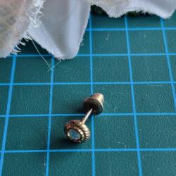  FÜL143 - Arany színű köves beszúrós fülbevaló fém rögzítővel