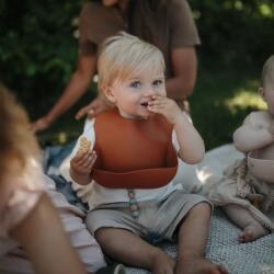 mushie Hajlékony szilikon előke - agyag - pippadu