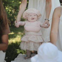 mushie Hajlékony szilikon előke - fehér margaréta