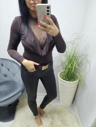 Norafashion Gyönyörű elején csipkebetétes ejtett nyakú body (136282)