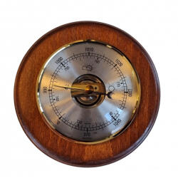 Lombik Barométer 3003. Cseresznye színű fa hátlapon. Teljes méret Ø 140 mm. Műszer Ø 95 mm (111430030)