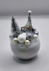 Beauty Nails Ezüst sapkás manó - karácsonyi asztaldísz - kicsi fehér gömb kaspóban - 1