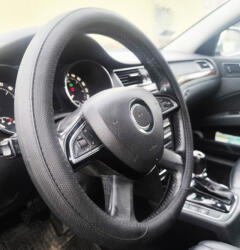 Autolife Bőrhatású szellőző kormányvédő - fekete színben, fehér belsővel 38 cm 23518BK-PRO (01006)