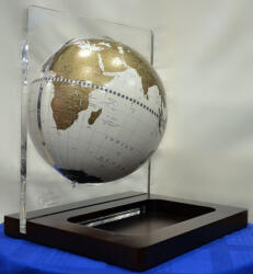 Zoffoli Földgömb asztali ARIA DESK fehér metál gömb fatalp plexi váz Ø 22 cm (GZ923-06)