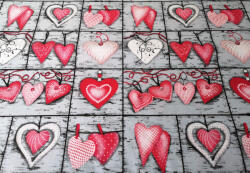  Pamutvászon textil szürke alapon szív mintával - 160 cm