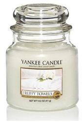 Yankee Candle illatgyertya Fluffy Towels Classic Közepes