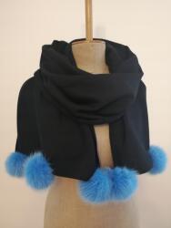  Sál rókaszőrmével, poncsó pomponokkal