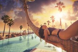  Plaja83 öntapadós és mosható falikép nővel pálmafán, 350 x 250 cm