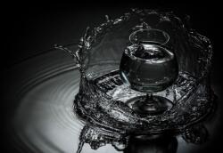  Média tapéta, Összetétel51, üveg fröccsenő vízben, 270 x 200 cm