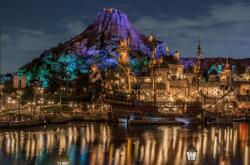  Öntapadó és mosható falfestmény A város a vulkán közelében, 300 x 250 cm