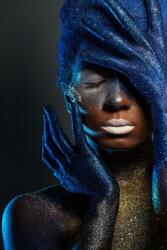  MÉDIA fali tapéta, öntapadó és mosható, portré 51 kékre festett nő modell, 135 x 225 cm