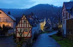  Öntapadós tapéta Ház a folyó mellett, 300 x 250 cm