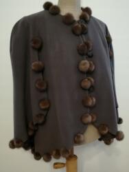  Poncsó köpeny természetes nyérc szőrme pomponokkal