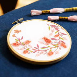 DMC - Country Fair - Virágkoszorú - hímzés csomag