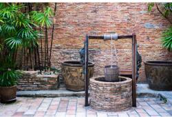 Blueback MAT Compozitie61 Szökőkút fotótapéta, rusztikus téglafal, 300 x 200 cm (BBIMG2258)