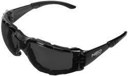 NEO TOOLS Védőszemüveg, polifoam porvédő peremmel, sötétített lencsékkel, F osztályú ellenállósági osztályú (97-522)