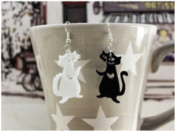 R. M. ékszer Fekete és fehér Lukrécia és Szerénke cica plexi fülbevaló (3626-KE)