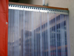  Hőstop függöny 200 mm széles és 3 mm vastag normál, bordázott szalagokból (H-G-200-3-NB-496-240-36)