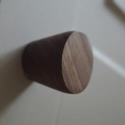 AT OSLO_DIO, Tömörfa bútorgomb, olajozott dió (OSLO_DIO)