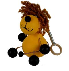 Peewit Fa Oroszlán rugós akasztó dísz (5904870437520)