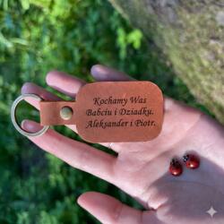  Ajándék nagymama és nagypapa napjára Bőr kulcstartó gravírozással