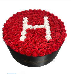 Aranjamente florale - Aranjament floral personalizat cu litera H in cutie rotunda neagra cu 135 trandafiri de sapun Litera H