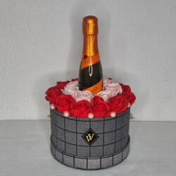 Aranjamente florale - Cadou Story Gift Aranjament floral in cutie rotunda silver cu trandafiri de sapun si Prosecco Aranjament floral