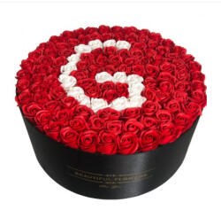 Aranjamente florale - Aranjament floral personalizat cu litera G in cutie rotunda neagra cu 135 trandafiri de sapun Litera G
