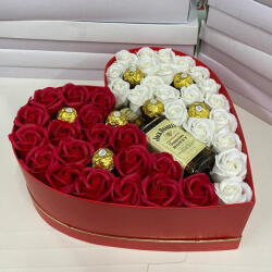 Aranjamente florale - Cadou Sweet Honey cutie inima rosie cu trandafiri de sapun, Jack Daniel's si praline Ferrero Rocher Aranjament floral
