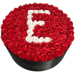 Aranjamente florale - Aranjament floral personalizat cu litera cutie rotunda neagra cu 125 trandafiri de sapun Litera Q