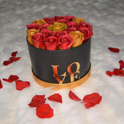 Aranjamente florale - Aranjament floral Blossom Wish cutie rotunda cu 21 trandafiri sapun Aranjament floral