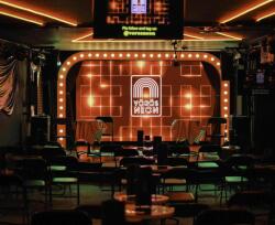  Exkluzív szórakoztató est színpadi köszöntéssel | Emeleten II. kategóriás helyen | Vörös Neon