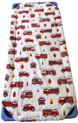  Töltött ovis gumifüles lepedő - 55x130 cm, fehér alapon piros tűzoltóautók mintával