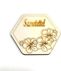  Hatszögletű gravírozott lap, 'Szeretettel' felirattal, mérete: 6 cm