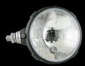 WESEM RE. 03210. Traktor MTZ URSUS Fényszóró BALOLDALI, fekete műanyag házzal, helyzetjelzővel . R2 izzós kialakítás , izzók nélkül. Méretei: 161x112mm. Felfogatás: alul, M18x1, 5mm csavarral. Teljes magass