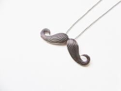  Medál bajussz nyakláncon