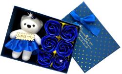 Teno Teno® szappanból készült rózsákkal díszített plüssmackó, pöttyös négyzet alakú doboz, "SZERETLEK" feliratú fa plakett, 6 rózsa, szoknya és kristály, királykék (TENO1595)