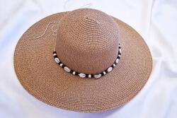  Sötétbézs nagy szívószálas kalap Uni kagylókkal (00311-2-1-1)