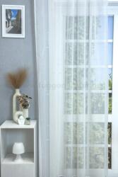 FüggönyFutár Webáruház Fehér alapon bézs-fehér hímzett, szórt mintás prémium voile függöny, egyedi méretre, készre varrjuk