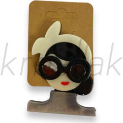  Napszemcsis lány kitűző szürke